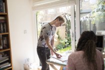 Imprenditori femminili che lavorano in home office — Foto stock