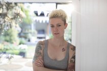 Ritratto fiducioso donna con tatuaggi — Foto stock