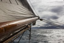 Wooden ship mast and sail over sunny Atlantic Ocean — Stock Photo