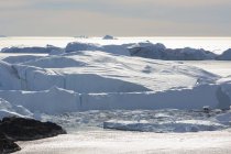 Vista panorámica soleada derretimiento glaciar Océano Atlántico Groenlandia - foto de stock