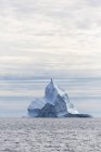 Majestuosa formación de iceberg sobre el Océano Atlántico Groenlandia - foto de stock