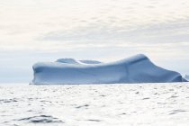 Maestosa formazione di iceberg sull'Oceano Atlantico Groenlandia — Foto stock