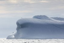 Majestuosa formación de iceberg de fusión Groenlandia - foto de stock