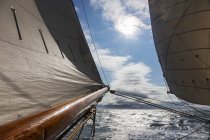 Segel und hölzerner Segelbootmast über dem sonnigen, ruhigen Atlantik — Stockfoto