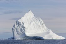 Maestoso iceberg bianco sull'oceano soleggiato Groenlandia — Foto stock