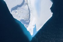 Drone punto de vista derretimiento iceberg Groenlandia - foto de stock