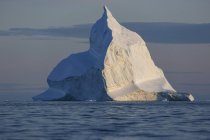 Величественное образование айсбергов на Атлантическом океане — стоковое фото