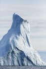 Majestuoso iceberg alto Groenlandia - foto de stock