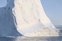 Formação de iceberg majestoso ensolarado Groenlândia — Fotografia de Stock