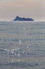 Iceberg in lontananza sul sole blu Oceano Atlantico Groenlandia — Foto stock