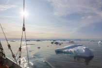 Navio que navega após derreter gelo no ensolarado Oceano Atlântico Groenlândia — Fotografia de Stock