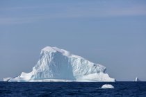 Majestuosa formación de iceberg en el soleado océano Atlántico azul Groenlandia - foto de stock