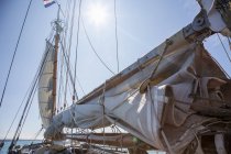 Barca a vela vele e rigging sotto il sole cielo blu — Foto stock
