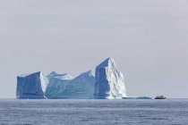 Majestosas formações de iceberg no azul ensolarado Oceano Atlântico Groenlândia — Fotografia de Stock