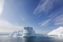 Iceberg formações em azul ensolarado Oceano Atlântico Groenlândia — Fotografia de Stock