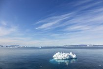 Scioglimento del ghiaccio polare sul sole blu Oceano Atlantico Groenlandia — Foto stock