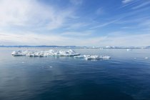 Derretimiento del hielo polar sobre el soleado océano Atlántico azul Groenlandia - foto de stock