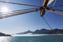 Albero della barca a vela sopra soleggiato remoto Oceano Atlantico Groenlandia — Foto stock