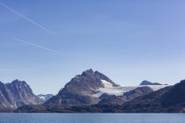 Majestosa paisagem vista montanha sob céu azul ensolarado Groenlândia — Fotografia de Stock