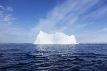 Величне утворення айсберга над сонячним блакитним Атлантичним океаном Гренландія — стокове фото