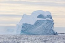Majestuosa formación de iceberg en el Océano Atlántico Groenlandia - foto de stock