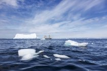 Sailboat among melting polar ice on sunny Atlantic Ocean Greenland — Stock Photo