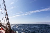 Schiff segelt auf dem sonnigen blauen Atlantik Grönland — Stockfoto