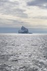 Maestosa formazione di iceberg sull'Oceano Atlantico Groenlandia — Foto stock