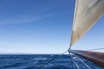 Barca a vela in legno albero sopra il sole blu Oceano Atlantico — Foto stock