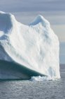 Majestätischer schmelzender Eisberg auf sonnigem Ozean Grönland — Stockfoto