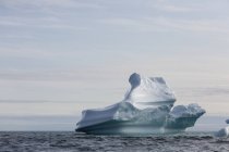 Formation d'iceberg majestueux au-dessus de l'océan Atlantique Groenland — Photo de stock