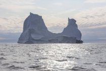 Majestuosa formación de iceberg en el soleado e idílico Océano Atlántico Groenlandia - foto de stock