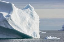 Sciogliere gli iceberg sulla soleggiata Groenlandia dell'Oceano Atlantico — Foto stock