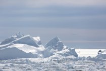 Soleado derretimiento glaciar polar Océano Atlántico Groenlandia - foto de stock