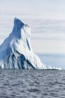 Величественное образование айсбергов на солнечной Атлантической Гренландии — стоковое фото