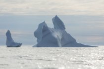 Величественные формирования айсберга на солнечной Атлантике Гренландия — стоковое фото