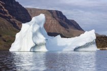 Vista das montanhas e majestosa formação iceberg Groenlândia — Fotografia de Stock
