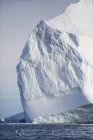 Величественное образование айсберга над солнечным океаном Гренландия — стоковое фото