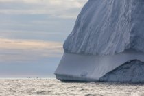 Majestosa formação de iceberg sobre o Oceano Atlântico Groenlândia — Fotografia de Stock
