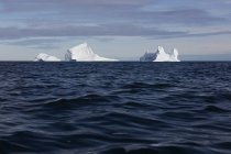 Majestosos icebergs sobre azul ensolarado Oceano Atlântico Groenlândia — Fotografia de Stock