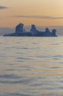 Величественные формирования айсберга на закате Атлантического океана Гренландия — стоковое фото