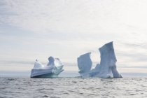 Majestätische Eisbergformationen auf Grönland im Atlantik — Stockfoto