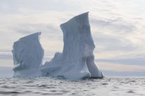 Formación de iceberg sobre el Océano Atlántico Groenlandia - foto de stock