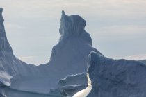 Soleadas formaciones majestuosas de iceberg Groenlandia - foto de stock