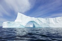 Велична айсбергова арка на сонячному синьому Атлантичному океані Гренландія — стокове фото