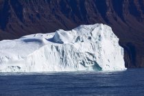 Grand iceberg sur bleu soleil Océan Atlantique Groenland — Photo de stock
