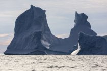 Величний айсберг формує Атлантичний океан Ґренландія — стокове фото