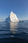 Majestuosa formación de iceberg sobre el soleado azul del Océano Atlántico Groenlandia - foto de stock