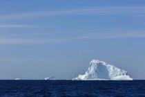 Majestoso iceberg sobre azul ensolarado Oceano Atlântico Groenlândia — Fotografia de Stock