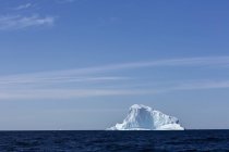 Majestuosa formación de iceberg en el soleado océano Atlántico azul Groenlandia - foto de stock